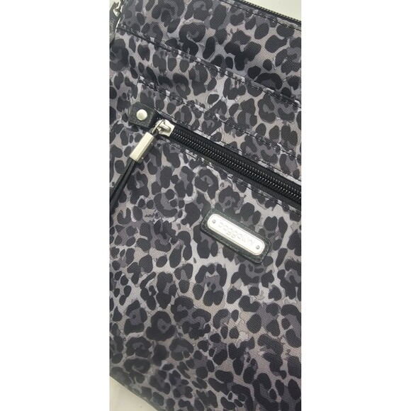 Baggallini New Classic Go Bagg Black Cheetah Includes RFID Phone Wristlet NWT - Picture 2 of 12